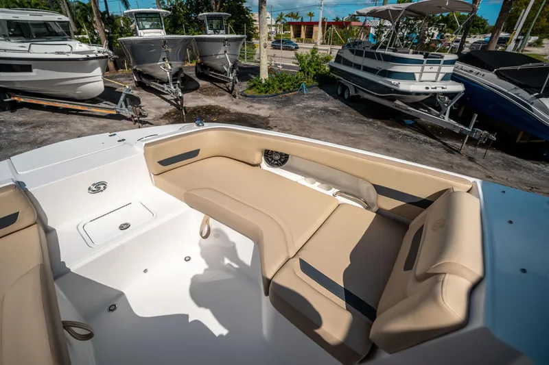 Slide: The Image of Hurricane SunDeck 235 OB 2025 - 27