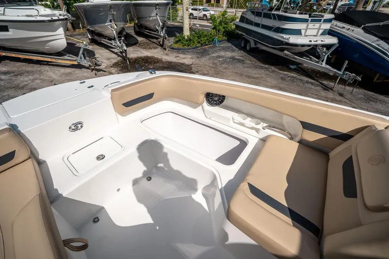 Slide: The Image of Hurricane SunDeck 235 OB 2025 - 30