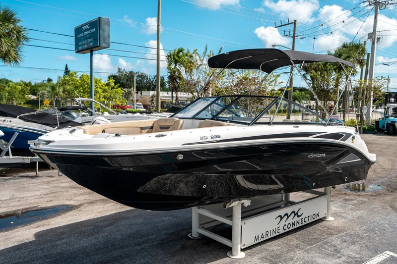 Slide: The Image of Hurricane SunDeck 235 OB 2025 - 6