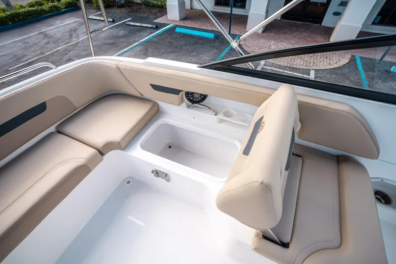 Slide: The Image of Hurricane SunDeck 235 OB 2025 - 15