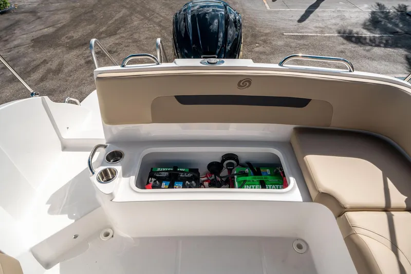 Slide: The Image of Hurricane SunDeck 235 OB 2025 - 13