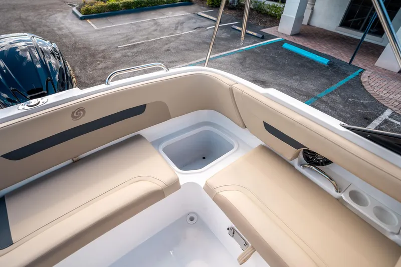 Slide: The Image of Hurricane SunDeck 235 OB 2025 - 14