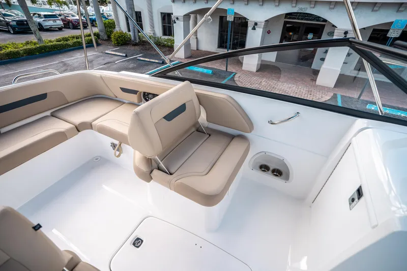 Slide: The Image of Hurricane SunDeck 235 OB 2025 - 16