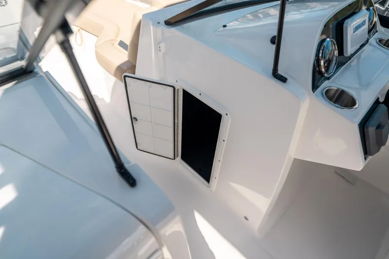 Slide: The Image of Hurricane SunDeck 235 OB 2025 - 24