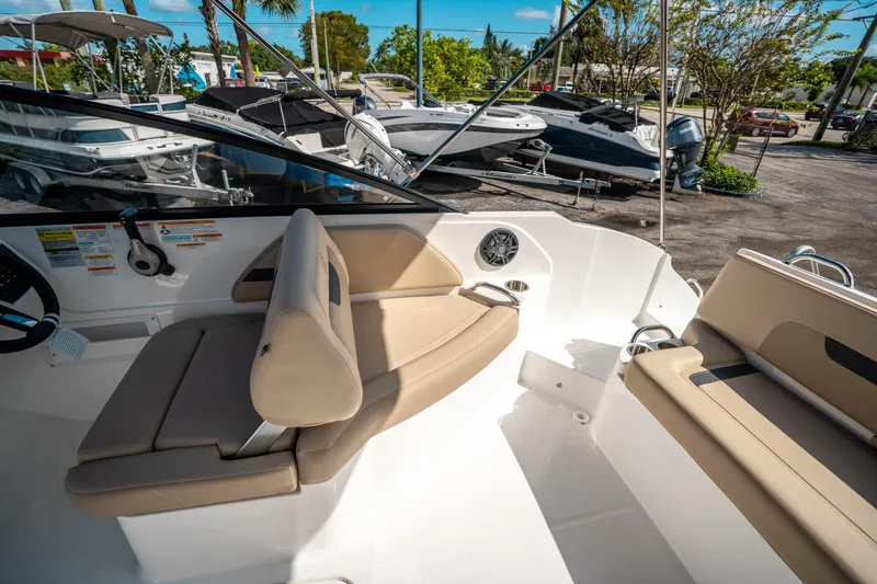 Slide: The Image of Hurricane SunDeck 235 OB 2025 - 12