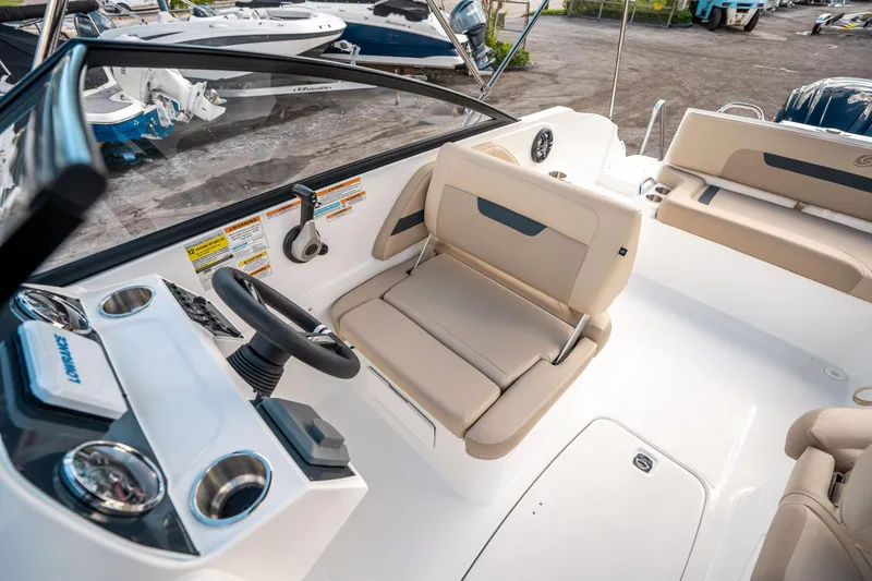 Slide: The Image of Hurricane SunDeck 235 OB 2025 - 19