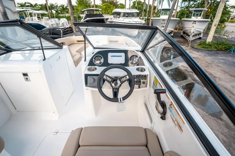 Slide: The Image of Hurricane SunDeck 235 OB 2025 - 20