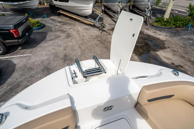 Slide: The Image of Hurricane SunDeck 235 OB 2025 - 33