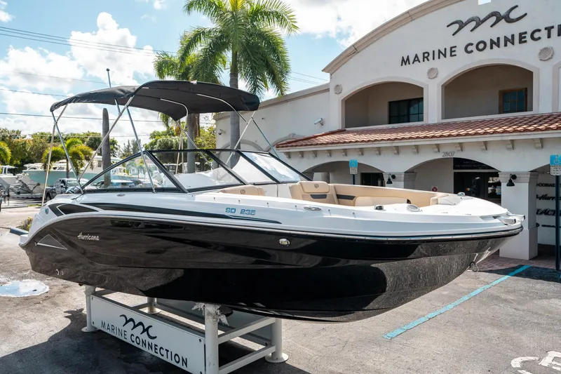 Slide: The Image of Hurricane SunDeck 235 OB 2025 - 8