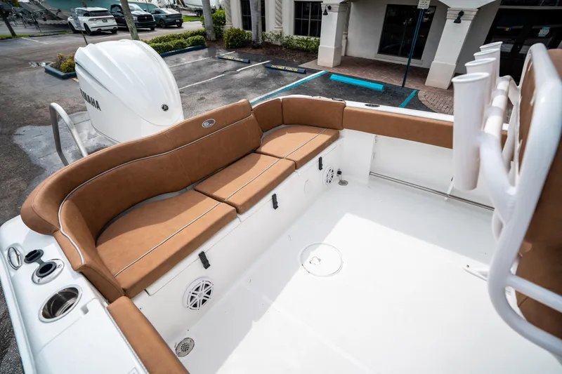 Slide: The Image of Sea Hunt Ultra 235 SE 2025 - 12