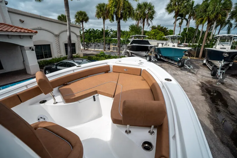 Slide: The Image of Sea Hunt Ultra 235 SE 2025 - 28