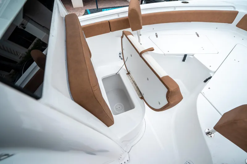 Slide: The Image of Sea Hunt Ultra 235 SE 2025 - 36