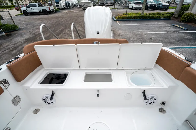 Slide: The Image of Sea Hunt Ultra 235 SE 2025 - 14