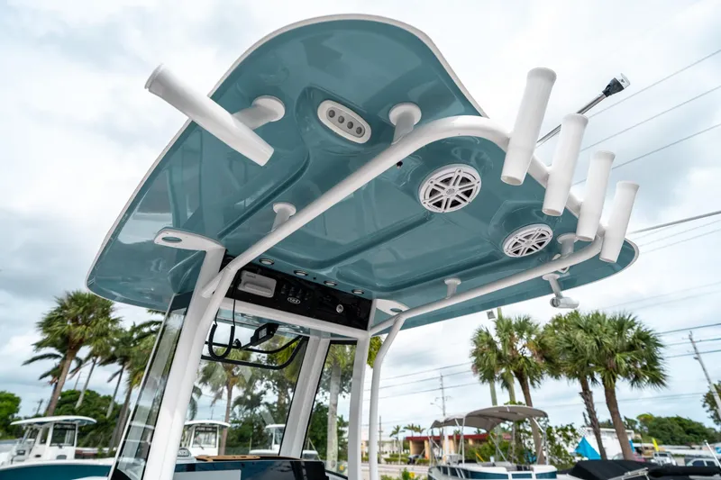 Slide: The Image of Sea Hunt Ultra 235 SE 2025 - 17