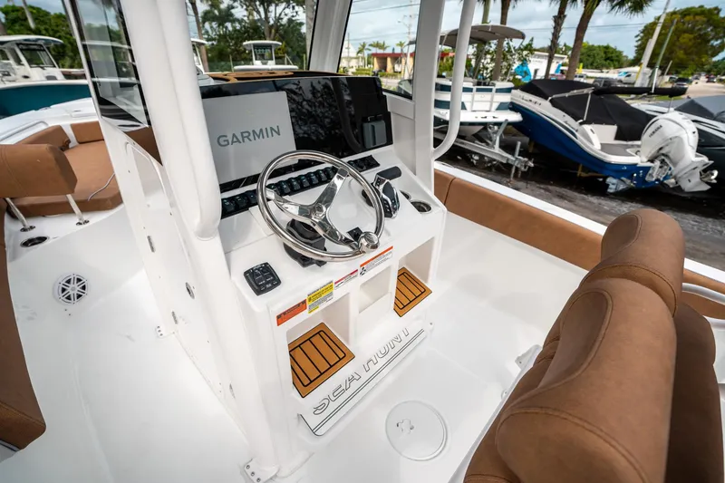 Slide: The Image of Sea Hunt Ultra 235 SE 2025 - 20