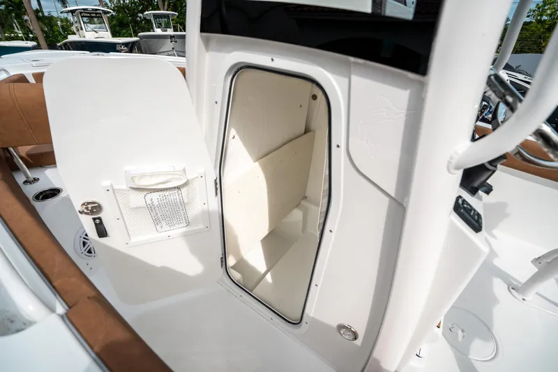 Slide: The Image of Sea Hunt Ultra 235 SE 2025 - 25