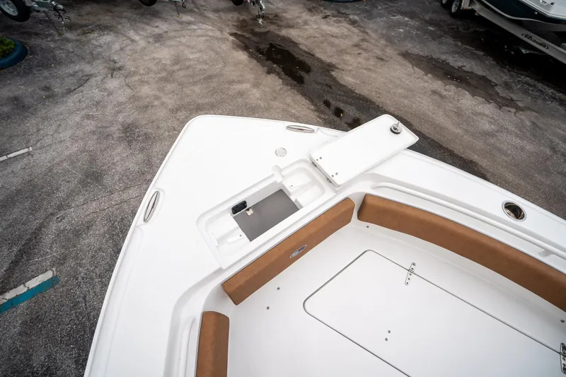 Slide: The Image of Sea Hunt Ultra 235 SE 2025 - 35