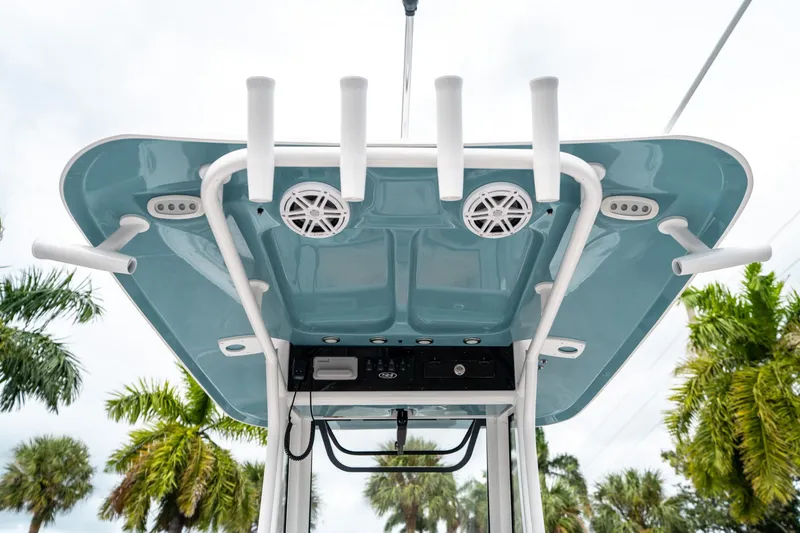 Slide: The Image of Sea Hunt Ultra 235 SE 2025 - 15