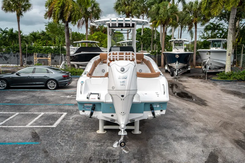 Slide: The Image of Sea Hunt Ultra 235 SE 2025 - 3