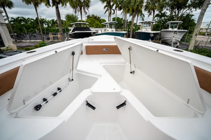 Slide: The Image of Sea Hunt Ultra 235 SE 2025 - 32