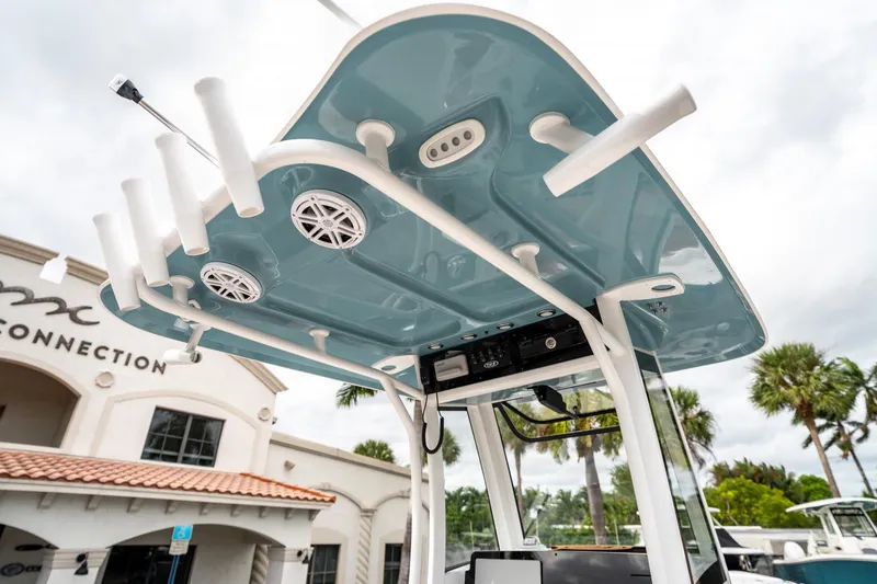 Slide: The Image of Sea Hunt Ultra 235 SE 2025 - 16