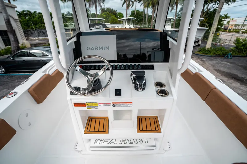 Slide: The Image of Sea Hunt Ultra 235 SE 2025 - 18