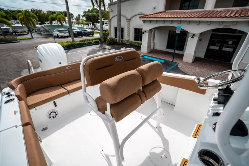 Slide: The Image of Sea Hunt Ultra 235 SE 2025 - 22