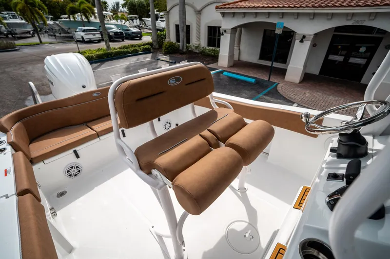 Slide: The Image of Sea Hunt Ultra 235 SE 2025 - 23