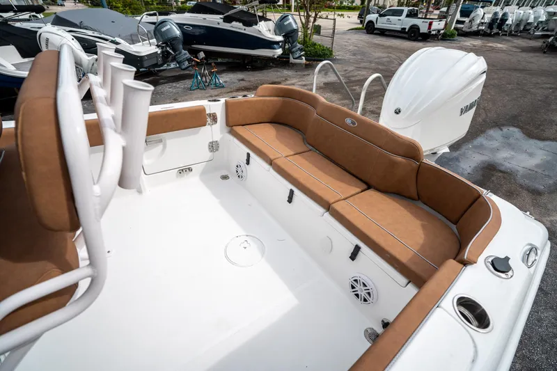 Slide: The Image of Sea Hunt Ultra 235 SE 2025 - 11