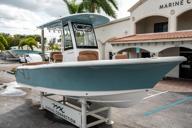 Slide: The Image of Sea Hunt Ultra 235 SE 2025 - 8