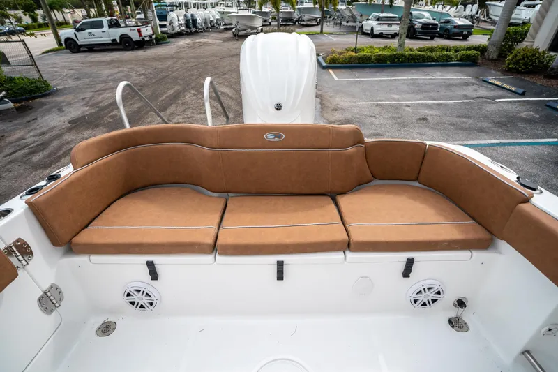 Slide: The Image of Sea Hunt Ultra 235 SE 2025 - 10