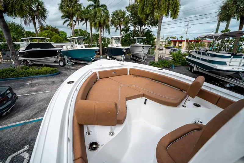 Slide: The Image of Sea Hunt Ultra 235 SE 2025 - 27