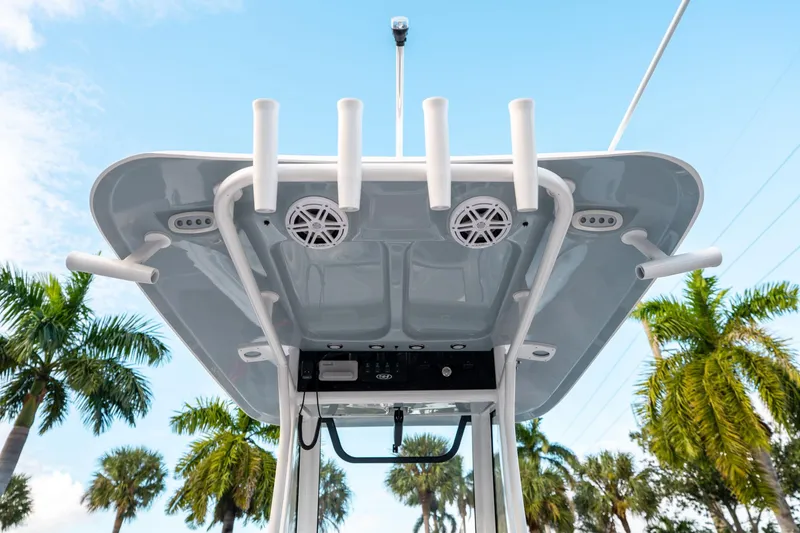 Slide: The Image of Sea Hunt Ultra 245 SE 2025 - 20