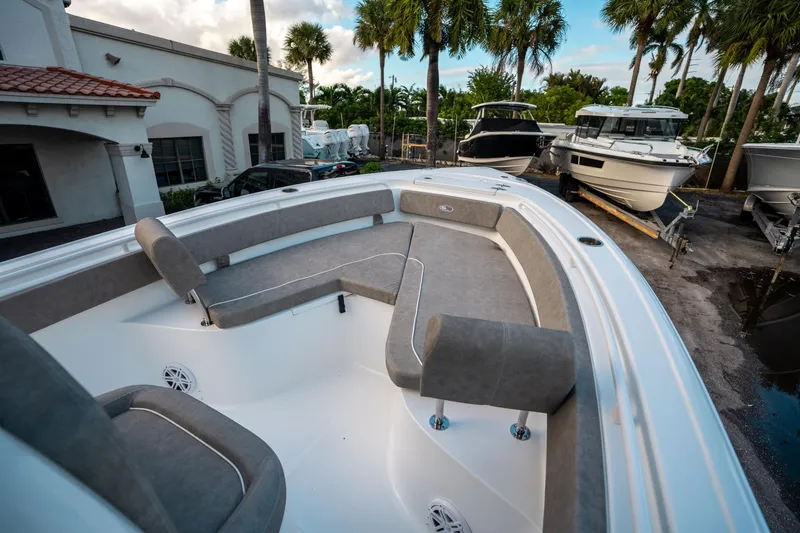 Slide: The Image of Sea Hunt Ultra 245 SE 2025 - 33