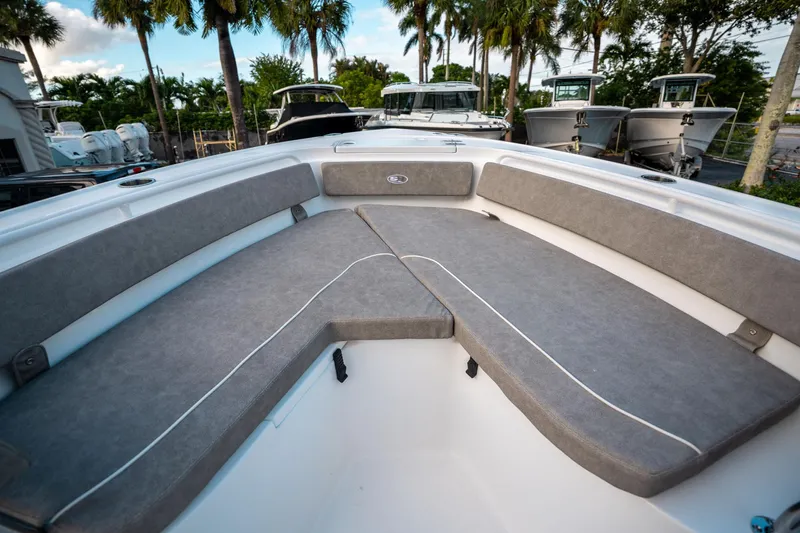 Slide: The Image of Sea Hunt Ultra 245 SE 2025 - 34