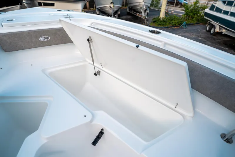 Slide: The Image of Sea Hunt Ultra 245 SE 2025 - 38