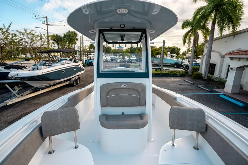 Slide: The Image of Sea Hunt Ultra 245 SE 2025 - 40