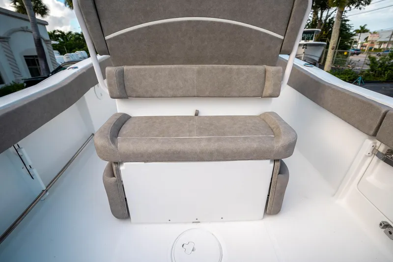 Slide: The Image of Sea Hunt Ultra 245 SE 2025 - 15