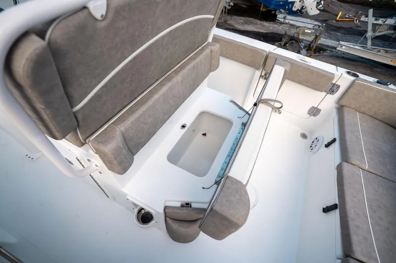 Slide: The Image of Sea Hunt Ultra 245 SE 2025 - 17