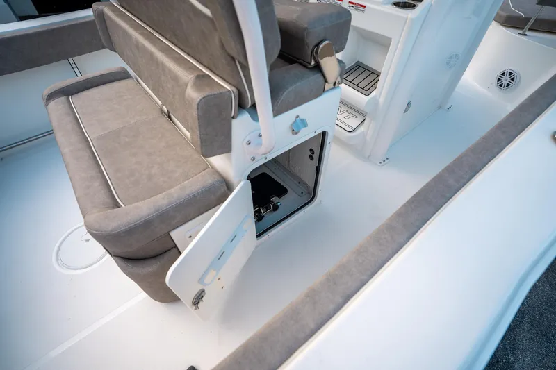 Slide: The Image of Sea Hunt Ultra 245 SE 2025 - 19