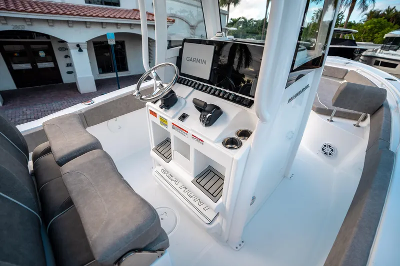 Slide: The Image of Sea Hunt Ultra 245 SE 2025 - 24