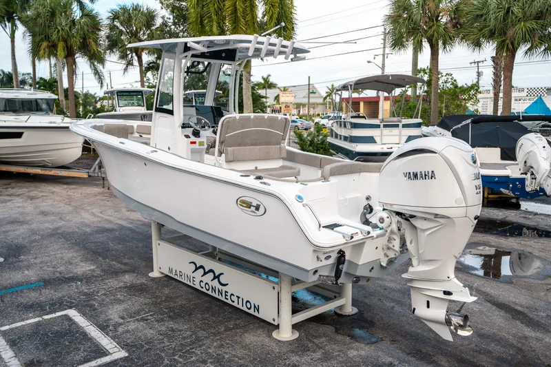 Slide: The Image of Sea Hunt Ultra 245 SE 2025 - 4