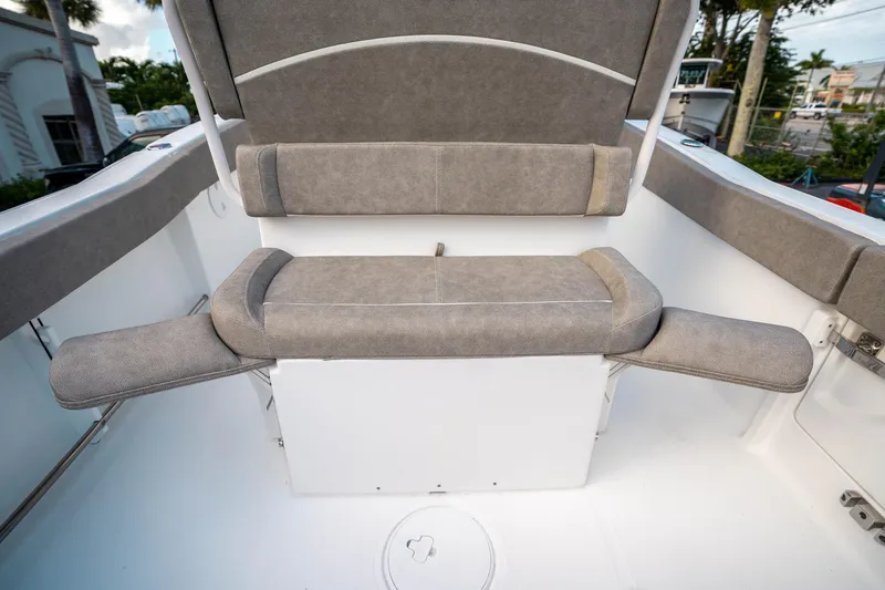 Slide: The Image of Sea Hunt Ultra 245 SE 2025 - 16