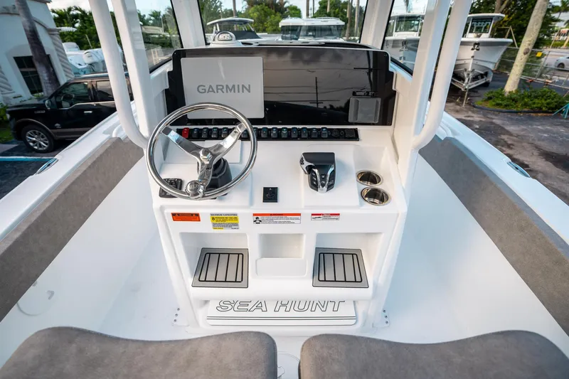 Slide: The Image of Sea Hunt Ultra 245 SE 2025 - 23