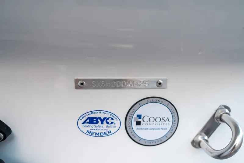 Slide: The Image of Sea Hunt Ultra 245 SE 2025 - 43