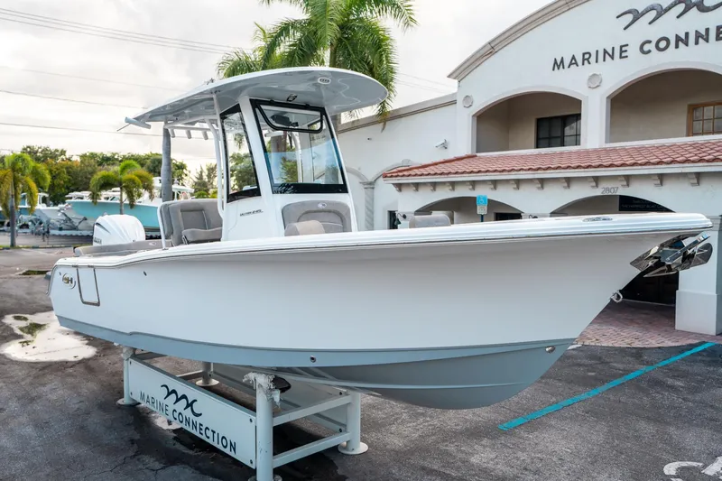 Slide: The Image of Sea Hunt Ultra 245 SE 2025 - 8