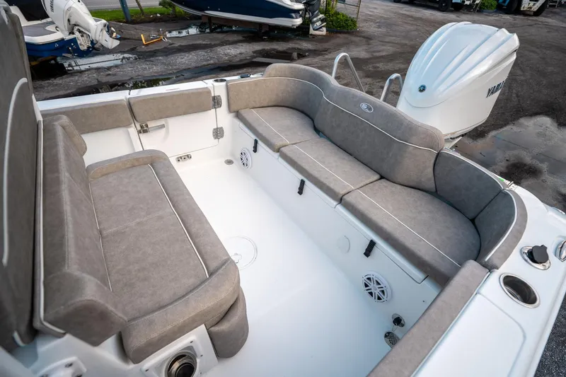 Slide: The Image of Sea Hunt Ultra 245 SE 2025 - 11