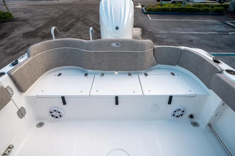 Slide: The Image of Sea Hunt Ultra 245 SE 2025 - 13
