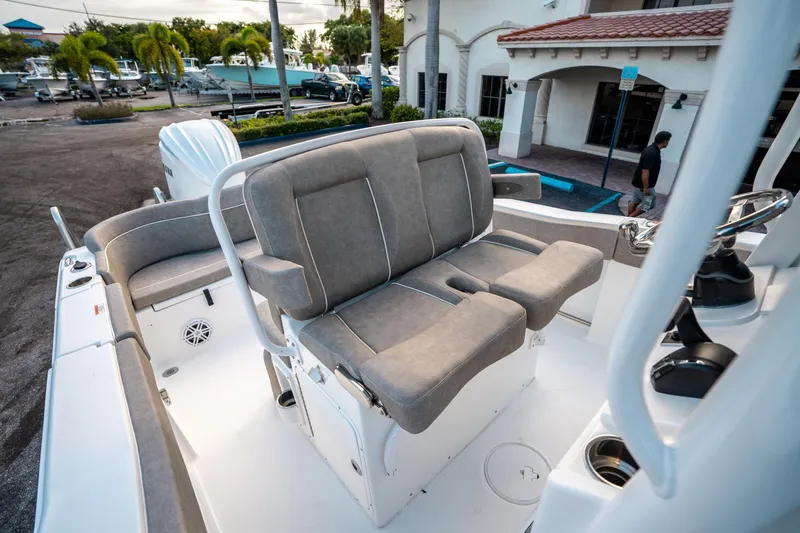 Slide: The Image of Sea Hunt Ultra 245 SE 2025 - 28