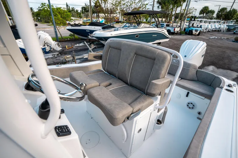 Slide: The Image of Sea Hunt Ultra 245 SE 2025 - 29